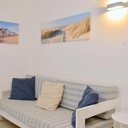 Bright Flat Overlooking The Sea - Beahost